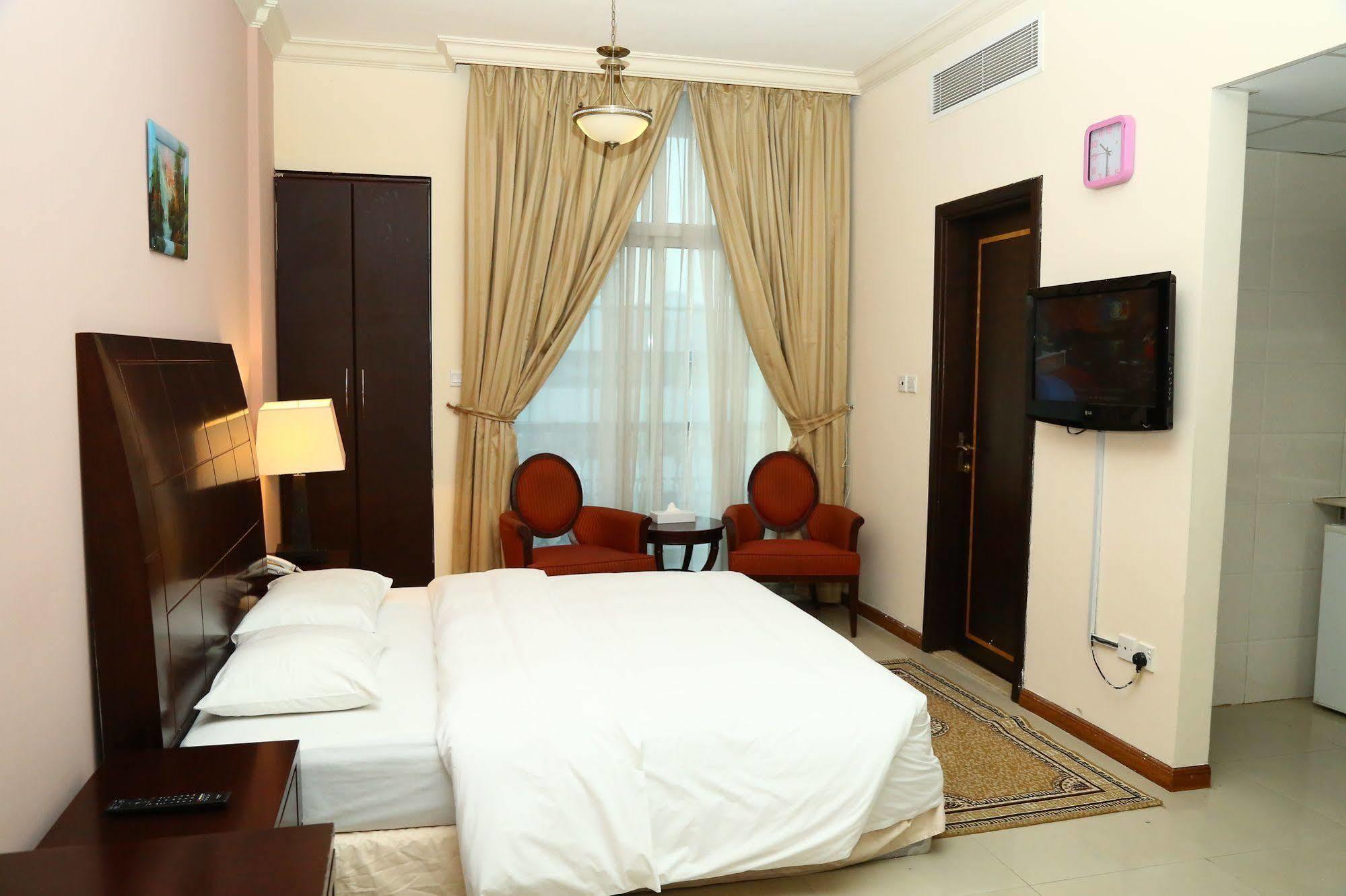 Golden Square Hotel Apartments ドバイ エクステリア 写真