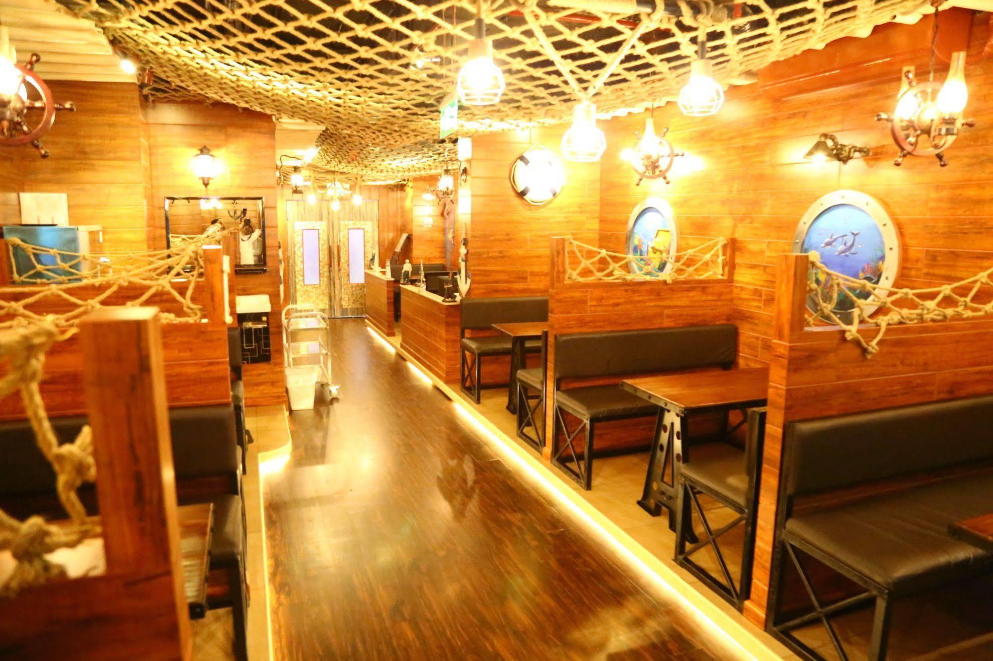 Golden Square Hotel Apartments ドバイ エクステリア 写真
